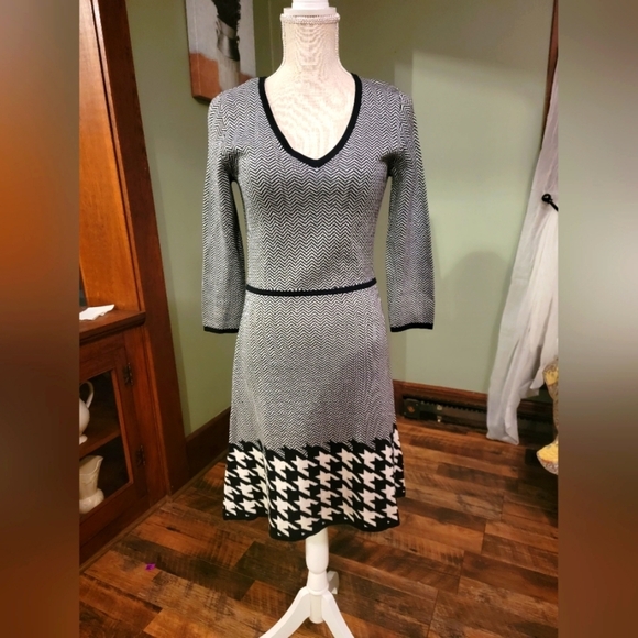 Nine West Dresses & Skirts - Black and White Nine West Size Small Sweater Dress V Neck H14